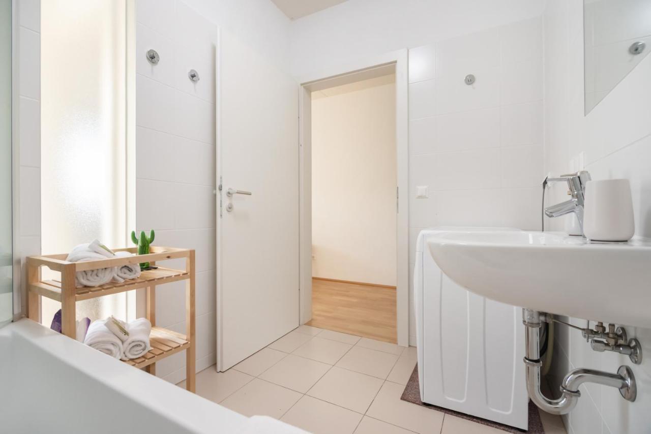 Helles, Neues Dg Apartment Mit Blick Zum Donauturm Wien Exteriör bild